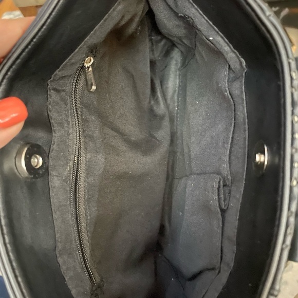 Black purse with magnetic closure inside pockets and a zipper adjustable strap - Picture 7 of 8